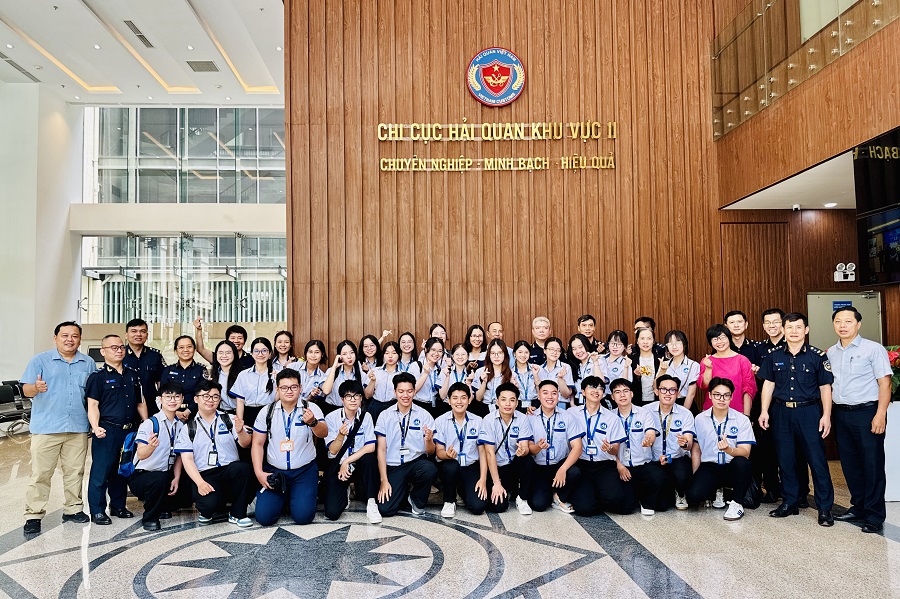Sinh viên Trường Đại học Tài chính – Marketing trải nghiệm thực tế tại Chi cục Hải quan Khu vực II