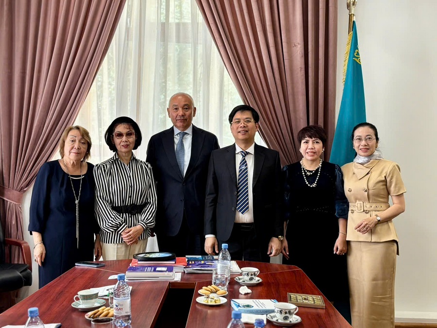 UFM thăm và làm việc với Viện kinh tế thuộc Ủy ban Khoa học Bộ Khoa học và Giáo dục đại học Cộng hòa Kazakhstan