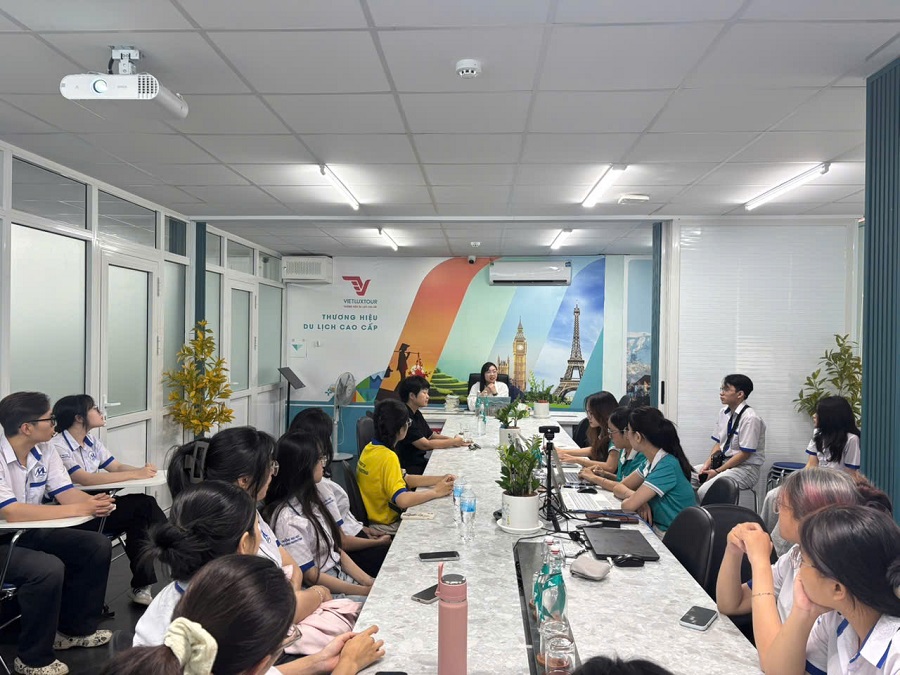 Sinh viên Trường Đại học Tài chính – Marketing tham quan, học tập thực tế tại Vietluxtour