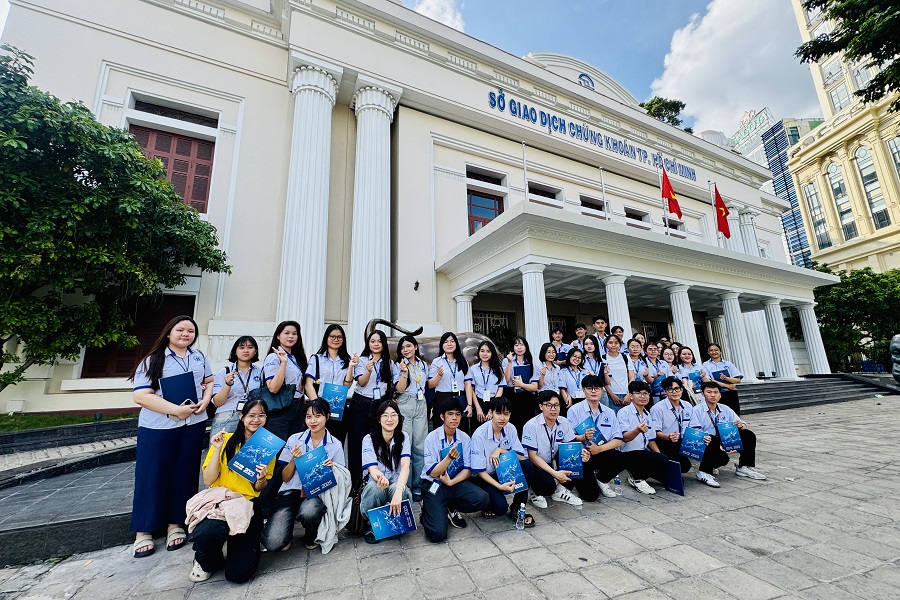 Sinh viên Trường Đại học Tài chính – Marketing tham quan, tìm hiểu thực tế tại Sở Giao dịch Chứng khoán Thành phố Hồ Chí Minh